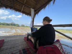 Un amigo trabajando en el Khumpunna Café