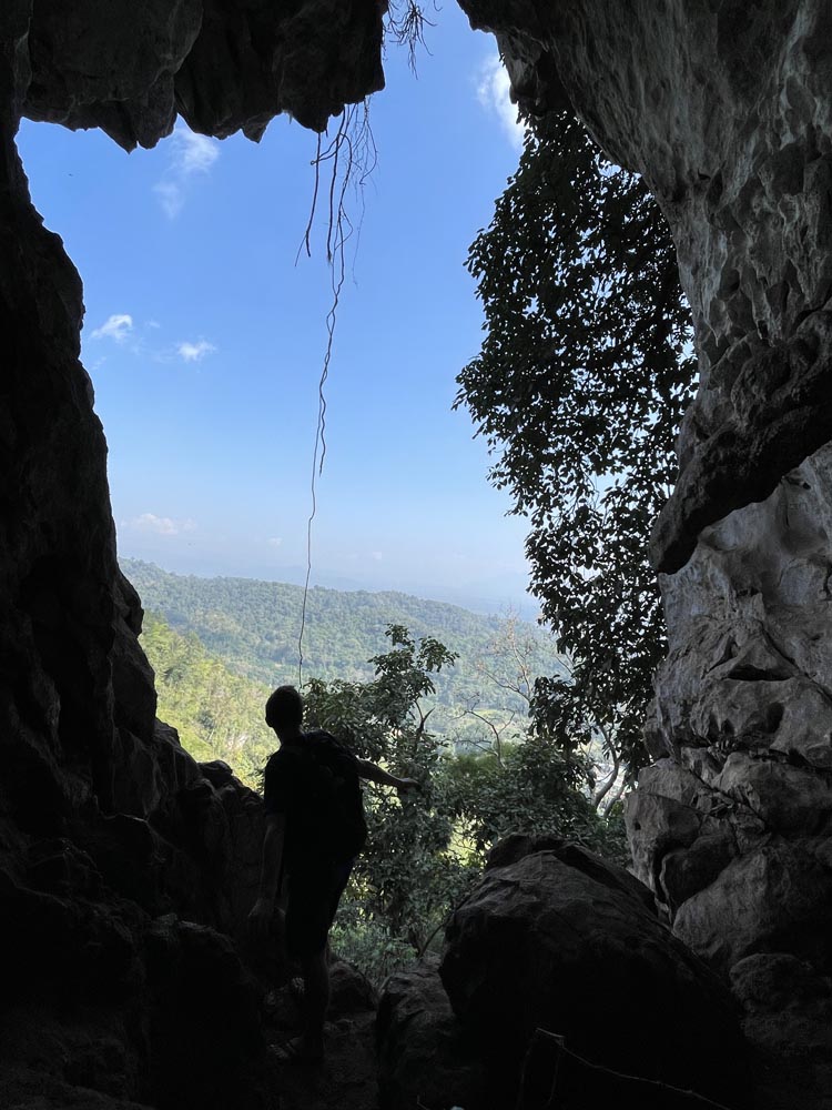 Foto de la entrada de una cueva hecha desde dentro