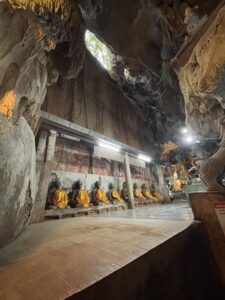 Un conjunto de esculturas de Buda dentro de la cueva