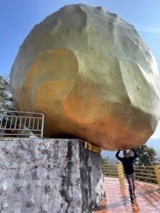 Foto en la que parece que sujeto una piedra muy grande que está cayendo